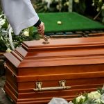 Pogrzeb w Polsce – która forma jest legalna i kto pomoże przy organizacji ceremonii?
